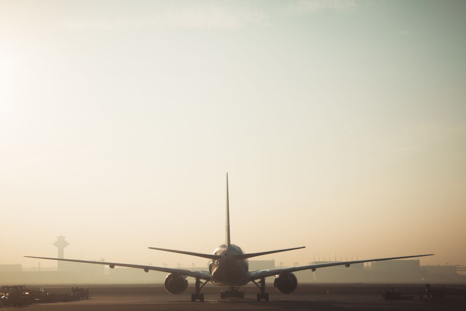 Avião visto por trás em um aeroporto ao amanhecer